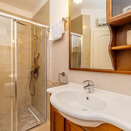 فيلة Rustica Linardići